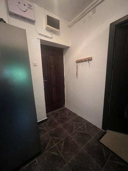 Apartament cu 3 camere semidecomandat, mobilat în Central