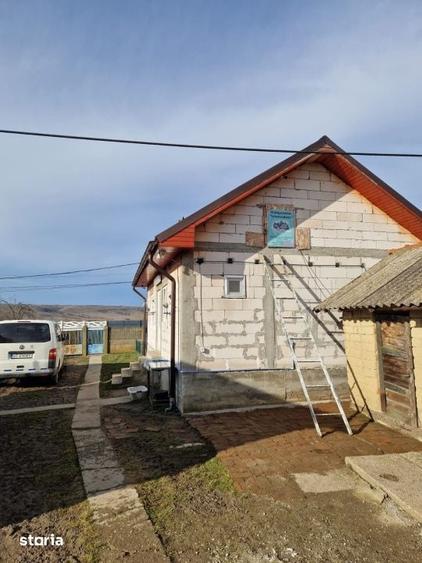 Casă cu 2 camere cu Teren 1686 Mp în Găvănești