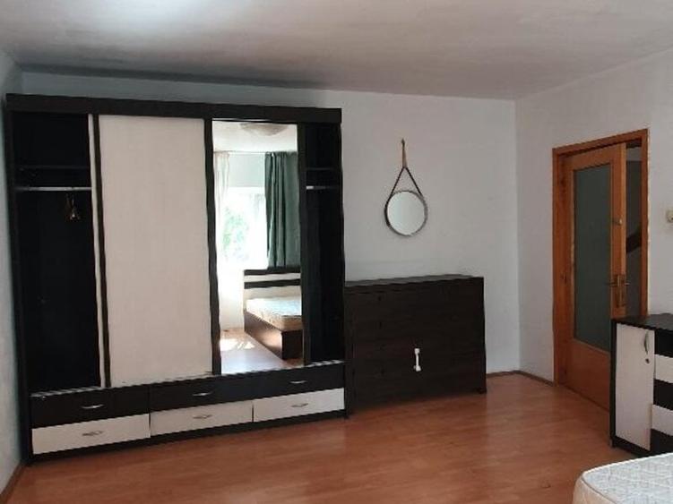 Apartament cu 3 camere decomandat în Octavian Goga