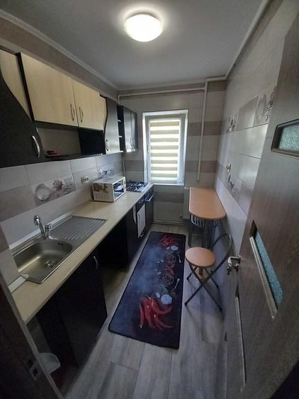 Apartament cu 3 camere semidecomandat în Micro 6