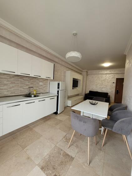 Apartament cu 3 camere semidecomandat, mobilat în Central