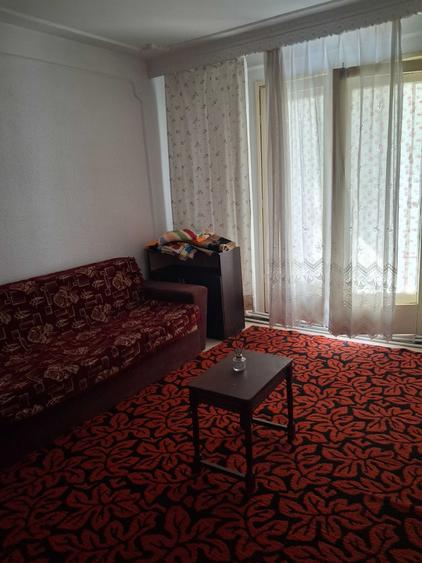 Apartament cu 3 camere semidecomandat în Dacia