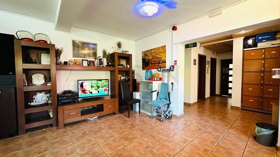 Casă individuală cu 9 camere cu Canalizare în Central