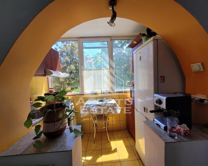 Apartament cu 3 camere decomandat, mobilat în Aradului