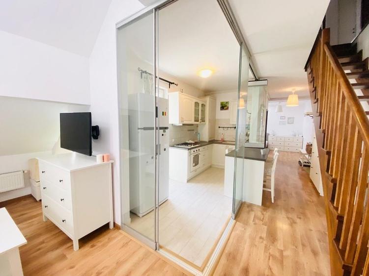 Apartament cu 4 camere semidecomandat în Central