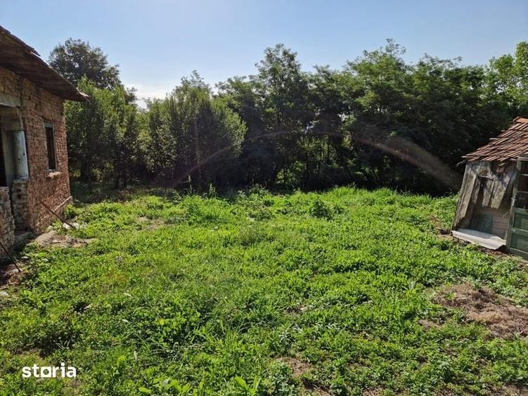 Teren de 2200 mp, în Milcoiu