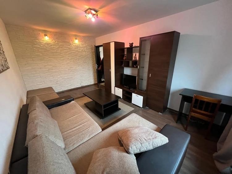 Apartament cu 3 camere decomandat în Lipovei