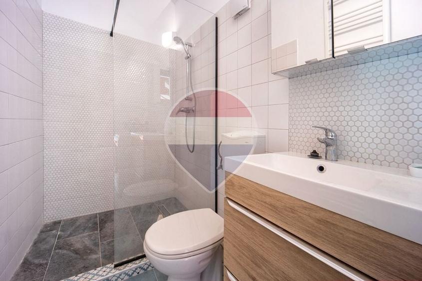 Casă individuală cu 7 camere cu Teren 835 Mp în Central