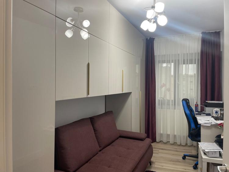 Apartament cu 4 camere decomandat în Central