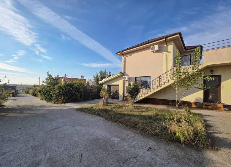 Casă individuală cu 6 camere cu Garaj în Corbu