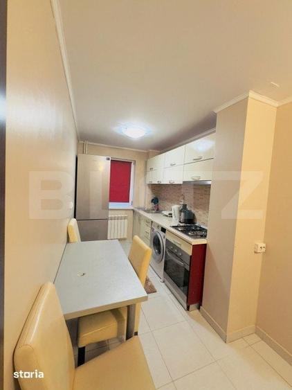 Apartament cu 3 camere semidecomandat în Craiovița Nouă