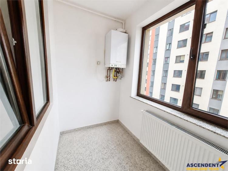Apartament cu 3 camere decomandat în Tractorul