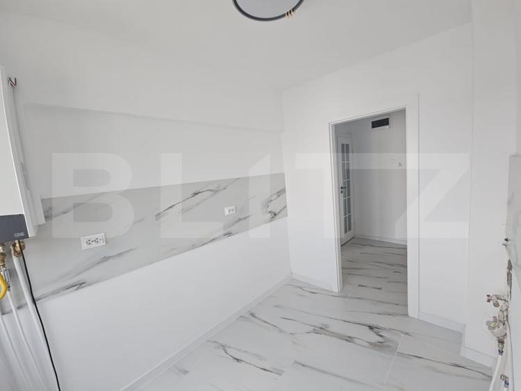 Apartament cu 3 camere semidecomandat în Podu Roș