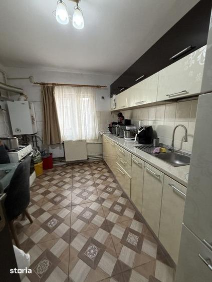 Apartament cu 4 camere decomandat în Soarelui