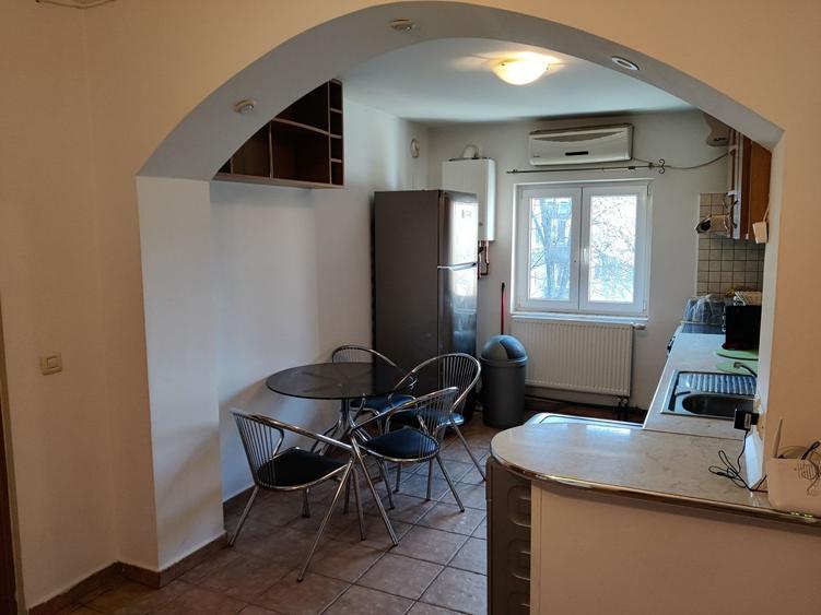 Apartament cu 4 camere decomandat, mobilat în Aradului