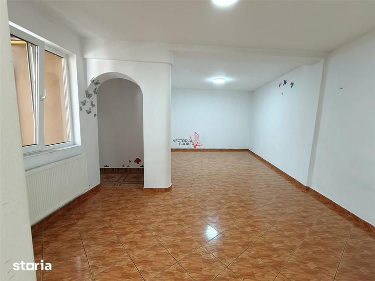 Casă cu 5 camere cu Teren 225 Mp în Moșilor