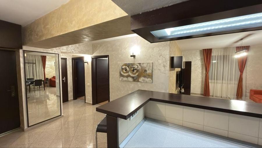 Apartament cu 3 camere decomandat în Runcu