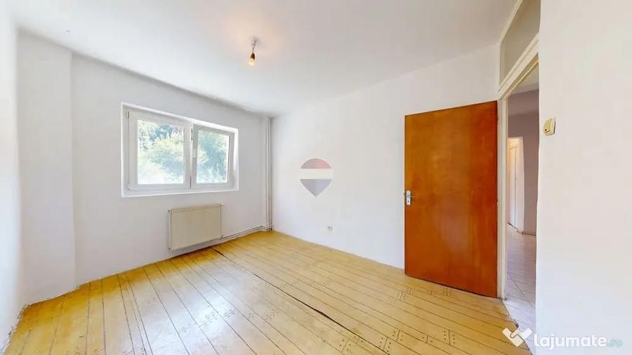 Apartament cu 4 camere decomandat în Răcădău