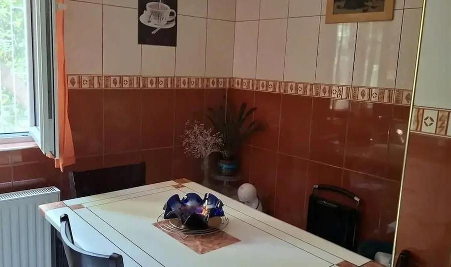 Apartament cu 3 camere semidecomandat, mobilat în Berceni