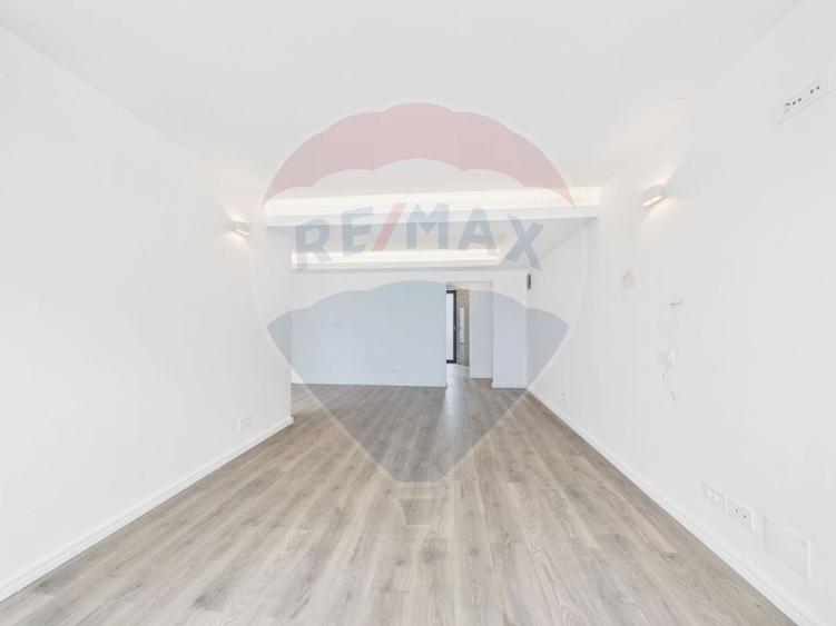 Apartament cu 4 camere semidecomandat în Banu Manta