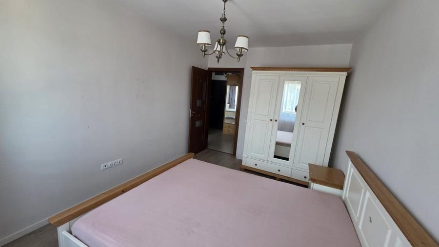 Apartament cu 3 camere semidecomandat, mobilat în Hotvon