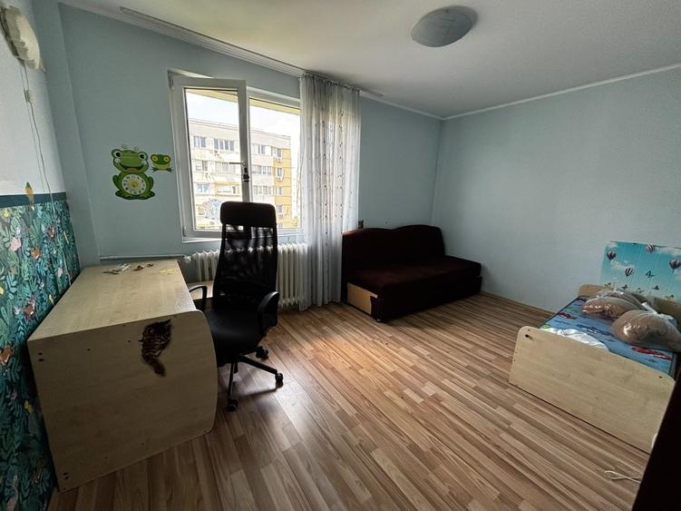 Apartament cu 3 camere semidecomandat în Obor
