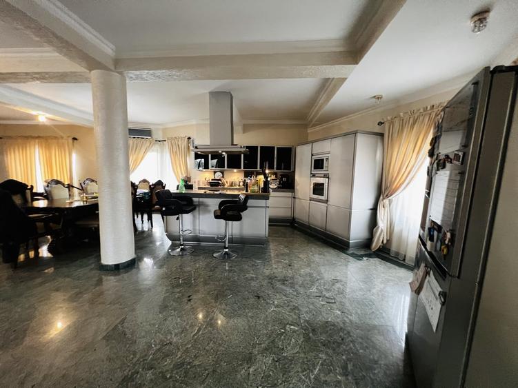 Casă individuală cu 7 camere cu Piscina în Dumbrăvița