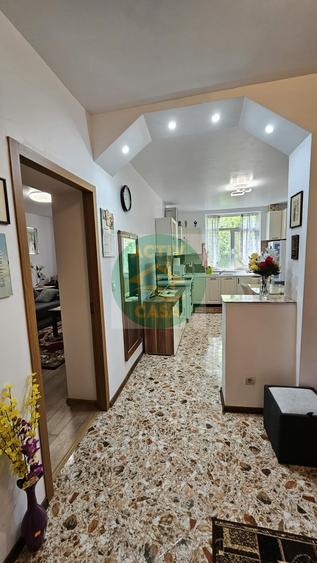 Apartament cu 3 camere decomandat în Est