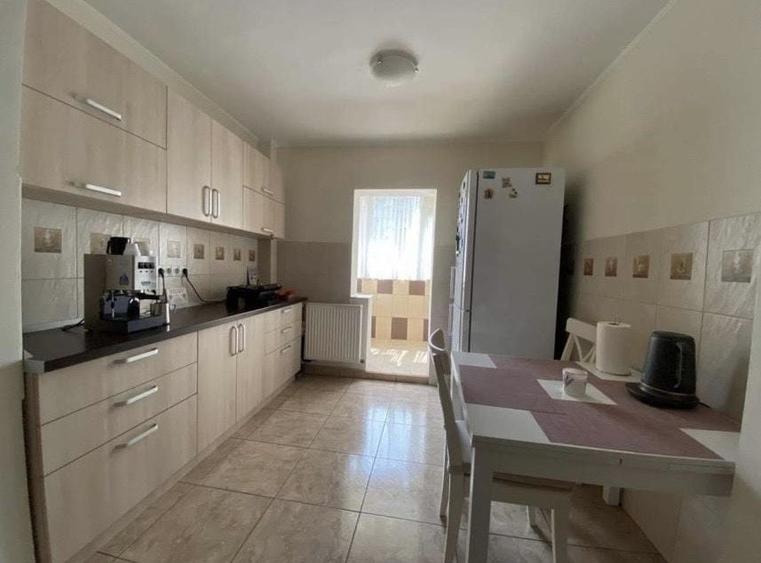 Apartament cu trei camere decomandat , pe strada Henri Coanda - 10
