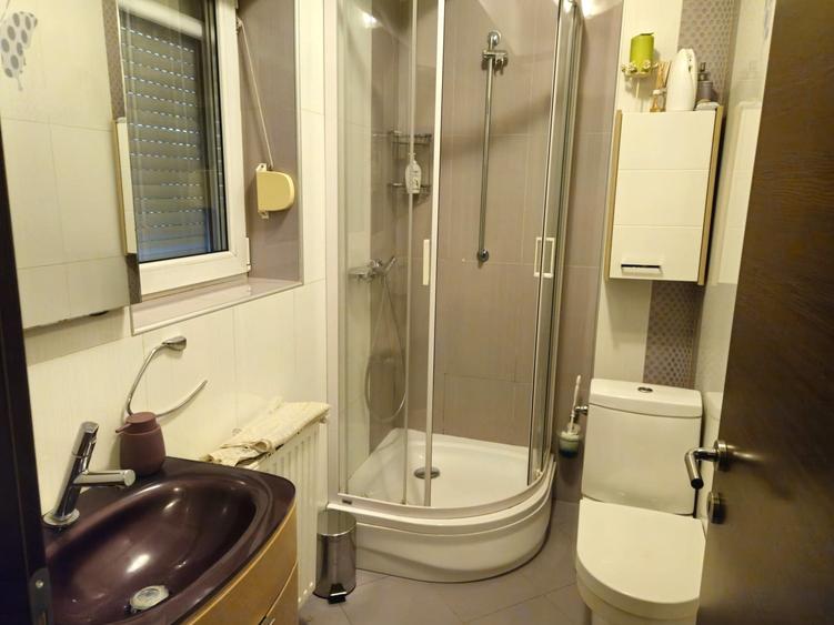 Duplex cu 4 camere cu Canalizare în Nord-Est
