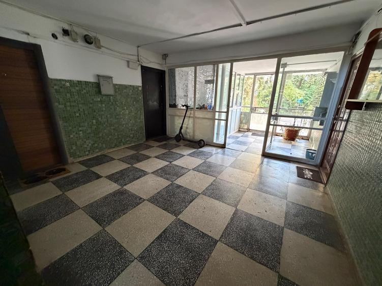 Apartament cu 3 camere semidecomandat în Titan