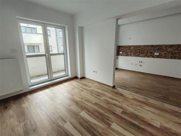 Apartament cu 2 camere decomandat în Tractorul