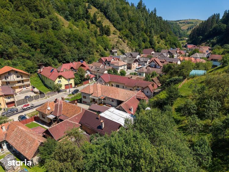 Casă cu 4 camere cu Teren 1000 Mp în Poiana Mărului