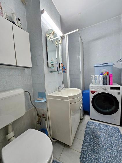 Apartament cu 3 camere semidecomandat în Calea București