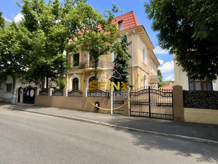 Casă individuală cu 9 camere cu Canalizare în Cotroceni