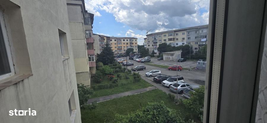 Apartament cu 3 camere decomandat în Micro 12