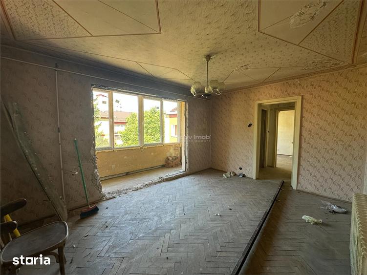 Apartament cu 3 camere semidecomandat în Central