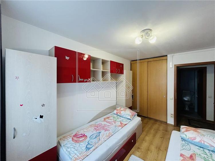 Apartament cu 3 camere decomandat în Hipodrom 1