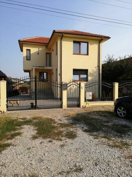 Casă individuală cu 4 camere cu Teren 1260 Mp în Central