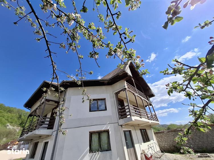Casă cu 6 camere cu Teren 3329 Mp în Central