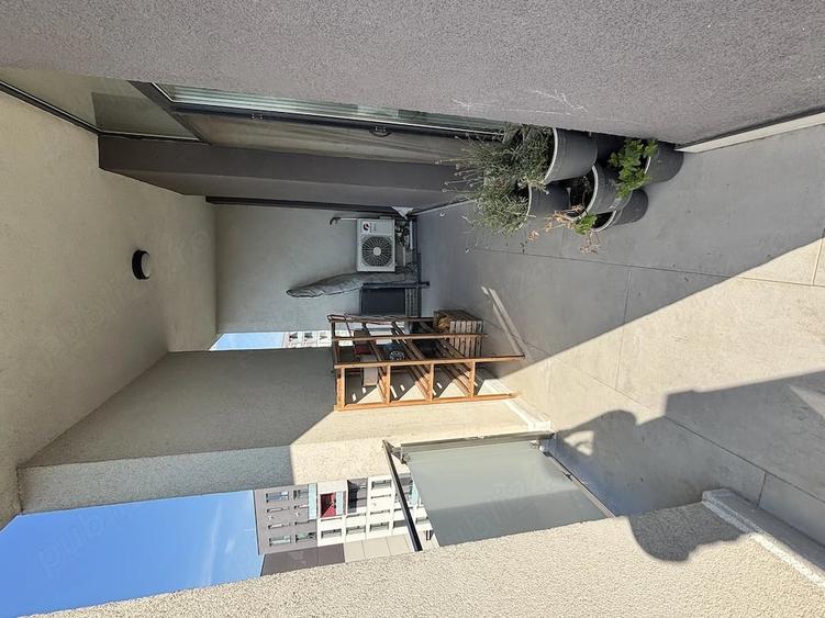 Inchiriez apartament 3 camere tip penthause - 1