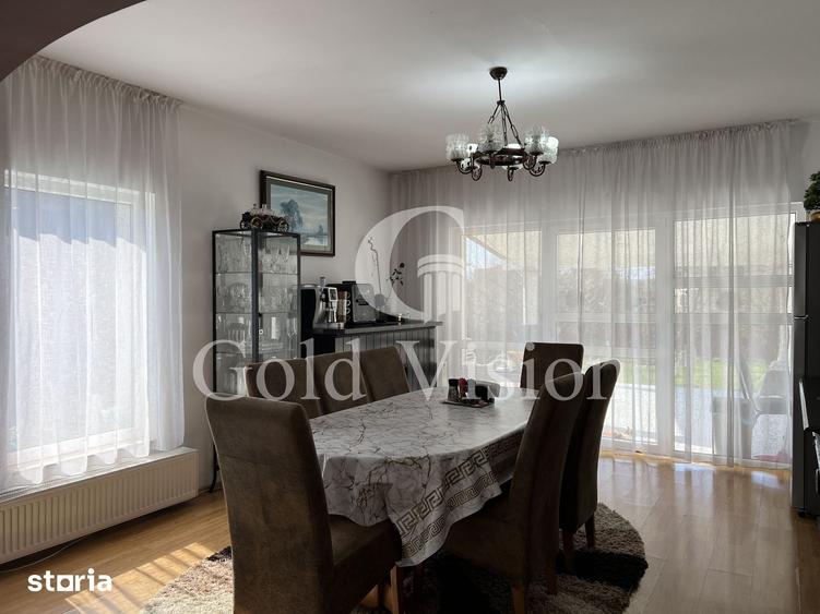 Casă cu 7 camere cu Teren 2000 Mp în Central