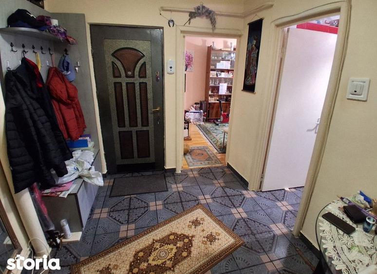 Apartament cu 3 camere decomandat, mobilat în Canta