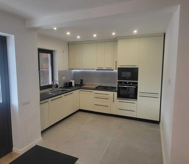 Casă cu 4 camere cu Teren 230 Mp în Central