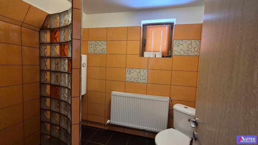 Casă cu 8 camere cu Canalizare în Central