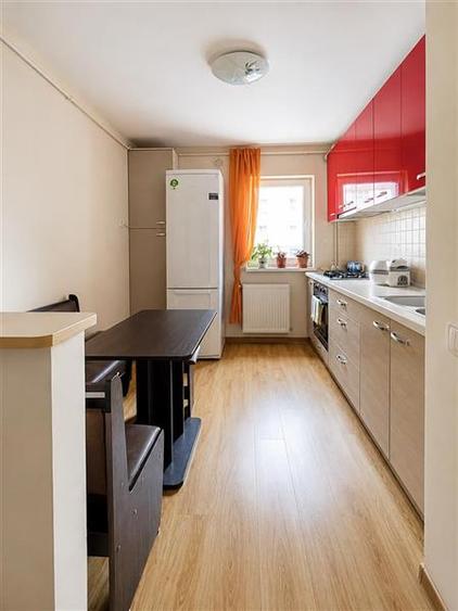 Apartament cu 2 camere decomandat în Tractorul