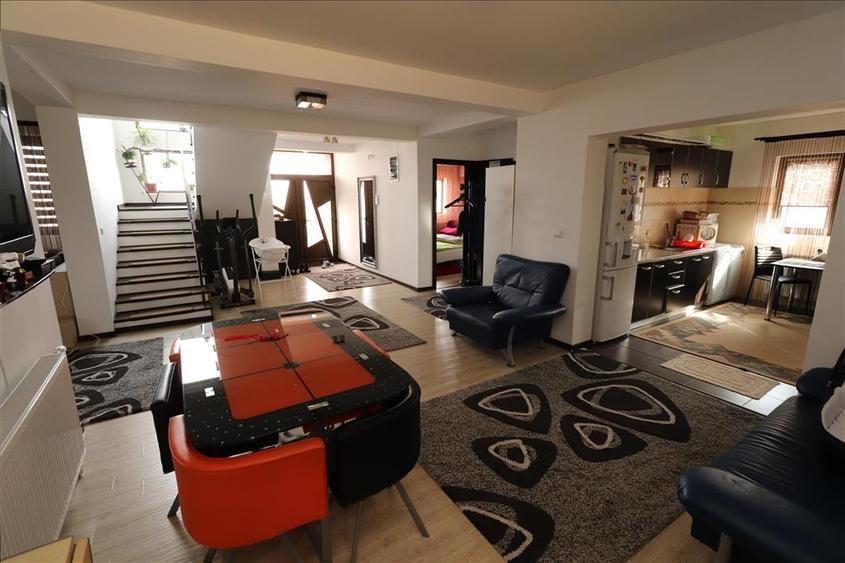Casă individuală cu 5 camere cu Teren 2795 Mp în Budești