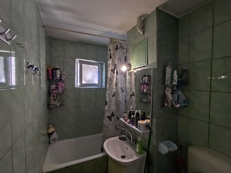 Apartament cu 3 camere semidecomandat în Plopilor