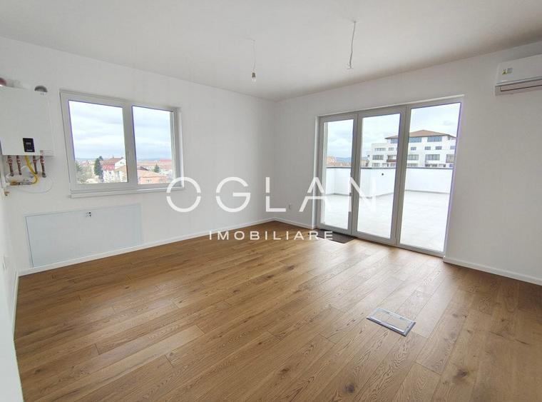 Penthouse cu 4 camere decomandat în Mihai Viteazul