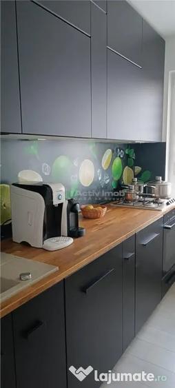 Apartament cu 3 camere semidecomandat în 1 Mai
